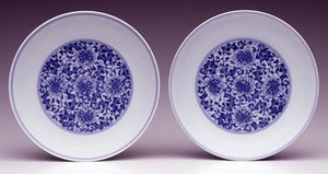 Pár csészealj, stilizált lótuszvirággal, Yongzheng jelzéssel és 1723-35-ös korszakkal (porcelán kék mázzal) alkotó: School Chinese