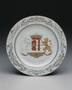 Tányér címerrel, 1740 körül (porcelán színes és grisaille zománcokkal) alkotó: School Chinese