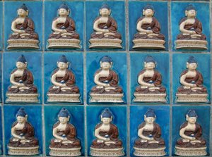 Kis Buddha fal Hortenzia szigetén („Qionghua”) a Beihai Parkban vagy az Északi-tengeri parkban Pekinben. Fényképészet, Leonard de Selva, Kína, 2006. alkotó: School Chinese