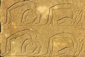 Ókori Egyiptom, falfestmény/faragás, Női akrobaták előadása, Karnaki templom, Luxor (fotó) alkotó: School Egyptian