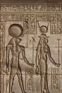 Ókori Egyiptom, falfestmény/faragás, Hórusz és Ízisz áldozatot kap a fáraótól, Hathor templom, Dendera (fotó) alkotó: School Egyptian