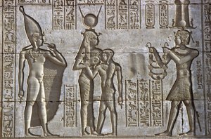 Ókori Egyiptom, falfestmény/faragvány, Ízisz szoptatja az ifjú fáraót az isteni csecsemő, Ihy jelenlétében, miközben a fáraó áldozatot mutat be, Hathor temploma, Dendera (fotó) alkotó: School Egyptian