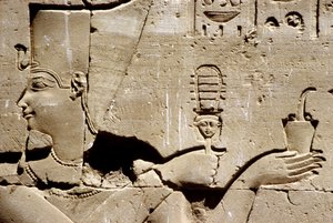 Ókori Egyiptom, falfestmény/faragás, Ptolemaiosz fáraó, amint egy szisztrumot ráz és füstölőt áldoz, Hórusz temploma, Edfu (fotó) alkotó: School Egyptian