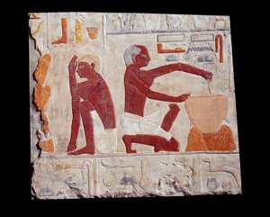 Az ókori egyiptomi művészet: kenyérsütés. Az egyik ember süteménytésztát készít, egy másik a kenyérformák sütését figyeli. Mészkő (Kr. e. 2500-2350) V. dinasztia. Párizs, Musee du Louvre