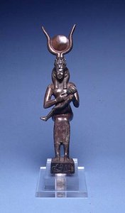E.122-1954 Iris Nursing Horus (elölnézet) egyiptomi, ie 715-525 (rézötvözet) (lásd még: 89138) alkotó: School Egyptian
