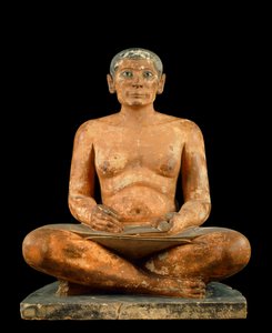 Egyiptomi antikvitás: „” Az írnok guggolva”” Mészkőből, albaszterből és hegyikristályból készült szobor. Sakkarah-ból (Saqqara) származik (i.e. 2620-2350 körül). 4. vagy 5. dinasztia) V. 0,537 m, Musee du Louvre, Párizs - Egyiptomi ókor: „” Guggoló Írnok s alkotó: School Egyptian