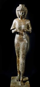 Egyiptomi antikvitás: Karomama királynő bronzszobra, II. Takelot fáraó felesége. 21. dinasztia. Párizs, Louvre Múzeum