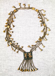 Egyiptomi antikvitás: Pinedjem fáraó arany nyaklánca. 21. dinasztia (kb. 1069-945). Párizs, Louvre Múzeum alkotó: School Egyptian
