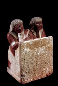 Egyiptomi ókor: mészkő szobor, amely sztéléként működik Didi és fia, Padoua nevében. Új Birodalom. Deir el Medinehből. V 0,31 m Párizs, Musee du Louvre