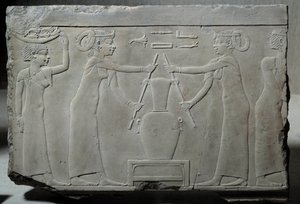 Egyiptomi antikvitás: alacsony mészkő dombormű, amely a nőket ábrázolja, akik liliomvirágot préselnek, hogy kivonják a „lirinon-kitermelésnek” nevezett esszenciát Kr.e. 500-400 körül (Saite korszak?). Alacsony korszak. V 0,29x0,37 m Párizs, Louvre Múzeum alkotó: School Egyptian