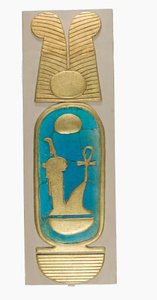 III. Amenhotep-kartus rekonstrukciója Malqatából, Kr.e. 1390–1353 (fajansz, modern gipsz és aranyfesték) alkotó: School Egyptian