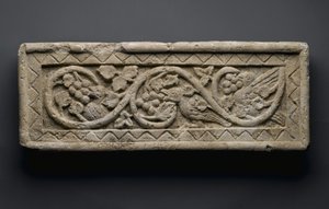 Madarakat és szőlőt körülvevő növénytekercs domborműve, Behnesából, V-6. század (mészkő) alkotó: School Egyptian