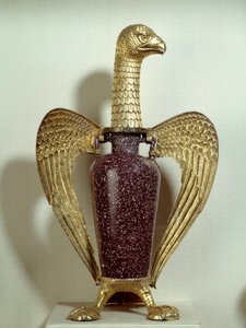 Suger (Suger abbe) „Sas” néven ismert váza: a Római Birodalom idején Egyiptomban készült váza, amelyet arany ezüst támasztékra szereltek, és a 12. században Saint-Denisben készült sast ábrázolják. A Saint-Denis-i apátság trezorának része. V 0,43x0,27 m P alkotó: School Egyptian