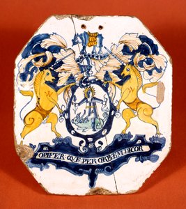 Patikári csempe, amelyen a Worshipful Society of Apothecaries of London címere és mottója látható (kerámia) alkotó: School English