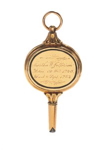 Memento mori gravírozott órakulcs, Martha Wayles Jefferson hajfürtjével, francia vagy angol, 18. század vége – 19. század eleje (arany) (lásd még: 711002)