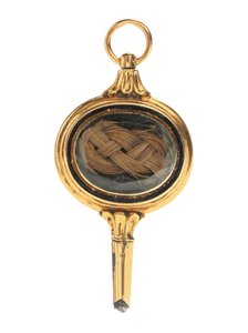 Memento mori gravírozott órakulcs, Martha Wayles Jefferson hajfürtjével, francia vagy angol, 18. század vége - 19. század eleje (arany) (lásd még: 711001)