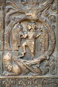 Gótikus művészet: A Szent Dénes-bazilika nyugati homlokzatának jobb oldali portáljának piedroitja a mezők munkáját reprezentálja: január. Saint-Denis, Franciaország alkotó: School French