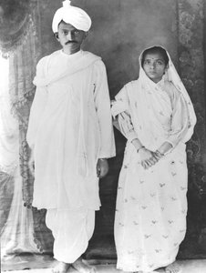 Kasturba (1869-1944) és Mahatma Gandhi (1869-1948) (fekete-fehér fotó) alkotó: School Indian