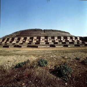 A Nandangarh sztúpa látványa, amelyről úgy tartják, hogy Buddha hamvait őrzi (fotó) alkotó: School Indian