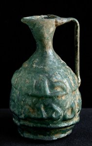 Kis üvegamfora feliratokkal. 9-10. század Irakból. Homályos. 8,9 cm Párizs, Musee du Louvre