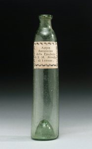 Üveg, amely hisztériaellenes vizet tartalmazott, Ő Királyi Fensége Officina Profumo öntödéből, Farmaceutica di Santa Maria Novella, Firenze, 1850-1920 (üveg) alkotó: School Italian