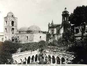 A templom keleti végének nézete, amelyet 1132-48-ban épített II. Roger szicíliai király (megh. 1154) és a 13. században épített kerengő (fekete-fehér fotó). alkotó: School Italian