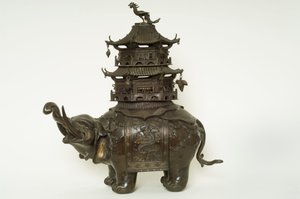 Egy elefánt figurája Howdah ruhában, kidolgozott kötésben és pagoda épületében (bronz) alkotó: Japanese School