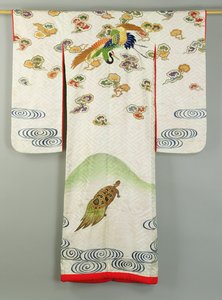 Daruval és teknőssel díszített Uchikake esküvői köntös (textil) alkotó: School Japanese