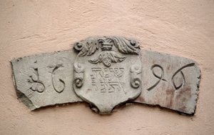 A zsidók sikátora Obernaiban (67). Istentiszteleti helyek: héber dátumot és a keresztény korszak megfelelő dátumát tartalmazó felirat: 1696. A hírek szerint két évvel La Grange intendáns engedélye után zsinagógát építettek, ami lehetővé tette J.