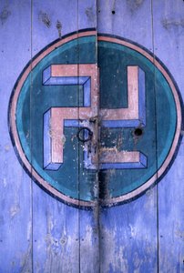 A buddhizmus szimbóluma a „Tongdosa” templom egyik kapuján, Korea Pusan régiójában.