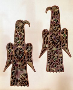 Meroving művészet: Fibulus pár (surete pin) aqualiformes (sas). Enamel cloisonné, 6. század, Meroving-dinasztia (481-751). Castelsagratból. Musee Cluny, Párizs.