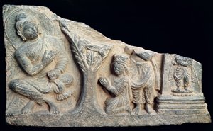 Részlet egy domborműves frízről, amely egy ülő Buddhát orantsával ábrázol, görög-buddhista stílusban, a pakisztáni Taxilából