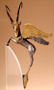 Készülékfogantyú: ezüst szárnyú kőszáli kecske, intarziás, arany. A perzsa korszak routenide (Kr. e. 6-4. század), Iránból származik. Paris, musee du Louvre - Szertartásos nyél: szárnyas kecske ezüst, intarziás, arany. Achaemenid perzsa korszak (Kr. e. 6-4