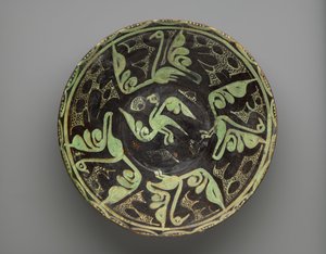 Tál, Samanid, 9.-10. század (kerámia, barna-fehér slicc, átlátszó színtelen máz) alkotó: School Persian