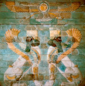 Perzsa művészeti rouenid: két androcefális szfinx (vagy oroszlán) Ahura Mazda, a zoroasztrianizmus istensége alatt. Susa, Irán (szobor)