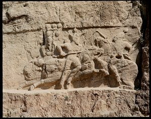 Kilátás a nekropoliszra és az Achaemenid királyok sírjaira, a csata jeleneteit ábrázoló dombormű alkotó: School Persian
