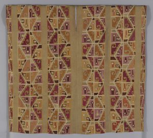Tunika, 600-800 (pamut és gyapjú (tevefa), egybefonódó gobelinszövés; a nyak és a karlyuk gyapjúval (tevefélék) borított öltésekkel bevonva; varratok gyapjúval (tevefélék) öltésekkel kombinálva