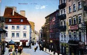 Utcaképet ábrázoló képeslap Varsó régi központjában, 1910 körül (színes litó) alkotó: School Polish
