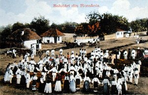 Faluban táncoló románokat ábrázoló képeslap, 1910 körül (színes litó)