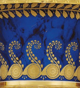 Részlet a Birodalmi Porcelángyár által 1833-ban készített kétnyeles porcelán és aranylevelű vázából alkotó: School Russian