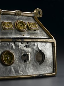 Monymuszk ereklyetartója, Kr. u. 8. század (bronz, ezüst, fa, rézötvözet, üveg, zománc) alkotó: Scottish School