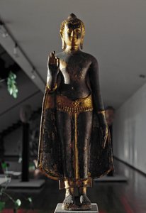 Lopaburi stílus: Abhyamudra Buddha (Szobor