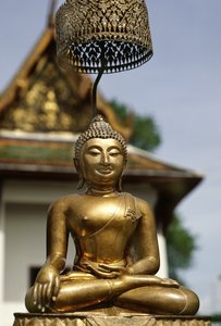 A Phra Buddha Sihing ki van téve a hívőknek az újévi ünnepségek alatt (bronz)