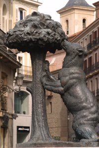 Madrono medve (bronz) alkotó: School Spanish