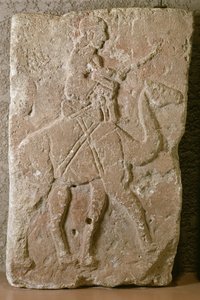 Födém Dromedary Riderrel, Tell Halaf, Észak-Szíria (mészkő vörös festékkel)