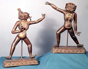 Két dakinis figura (bronz) alkotó: School Tibetan