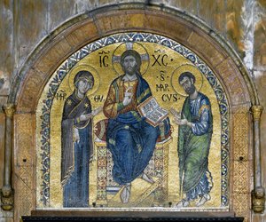 Bizánci építészet: Krisztus a fenségben (Krisztus a dicsőségben) Szűz és Szent Márk (Deesis) között, velencei művészek által készített mozaikok, amelyeket a 16. században újraterveztek. Szentély. Basilica di San Marco (San Marco-bazilika), Velence alkotó: School Veneto-Byzantine