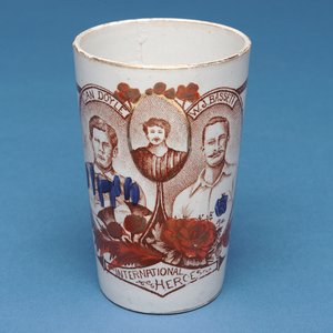 Anglia kontra Skócia szuvenírbögre (kerámia) alkotó: Scottish School