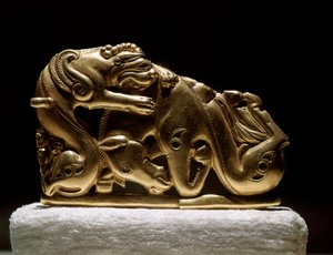 Art Scythian (szkíta vagy szkíta civilizáció): arany övfibula, amely egy lóra támadó griffet ábrázol. Chiliktintől. Kr.e. 5-4. Szentpétervár, Ermitázs Múzeum - Szkíta művészet (szkíta civilizáció): griffet ábrázoló arany övcsat