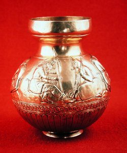 Szkíta életképekkel díszített korsó, Kul Obából, Krím-félsziget, Ukrajna (arany) alkotó: Scythian